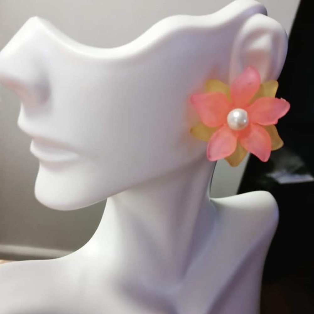 Acrylic earring is a beautiful flower with a color combination.